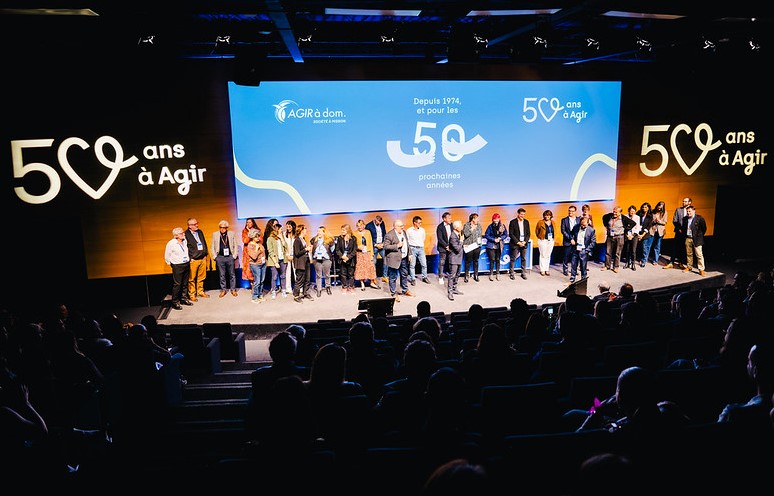 Philippe Montanay journaliste animateur de le plenière des 50 ans d'Agir à Dom à Grenoble