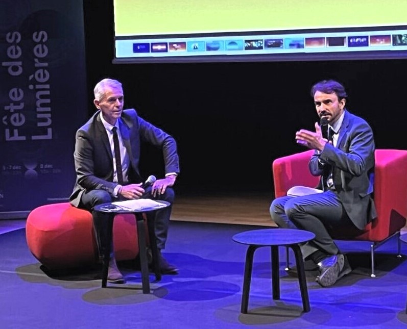 Philippe Montanay modérateur de la conférence de presse de la fete des lumières 2024 à Lyon